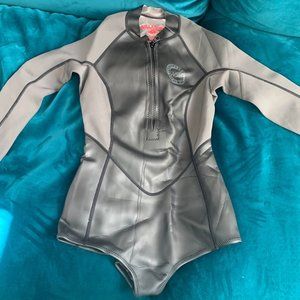 Billabong Wetsuit 2mm Salty Dayz - Size 6 (fits like a Small) - never worn